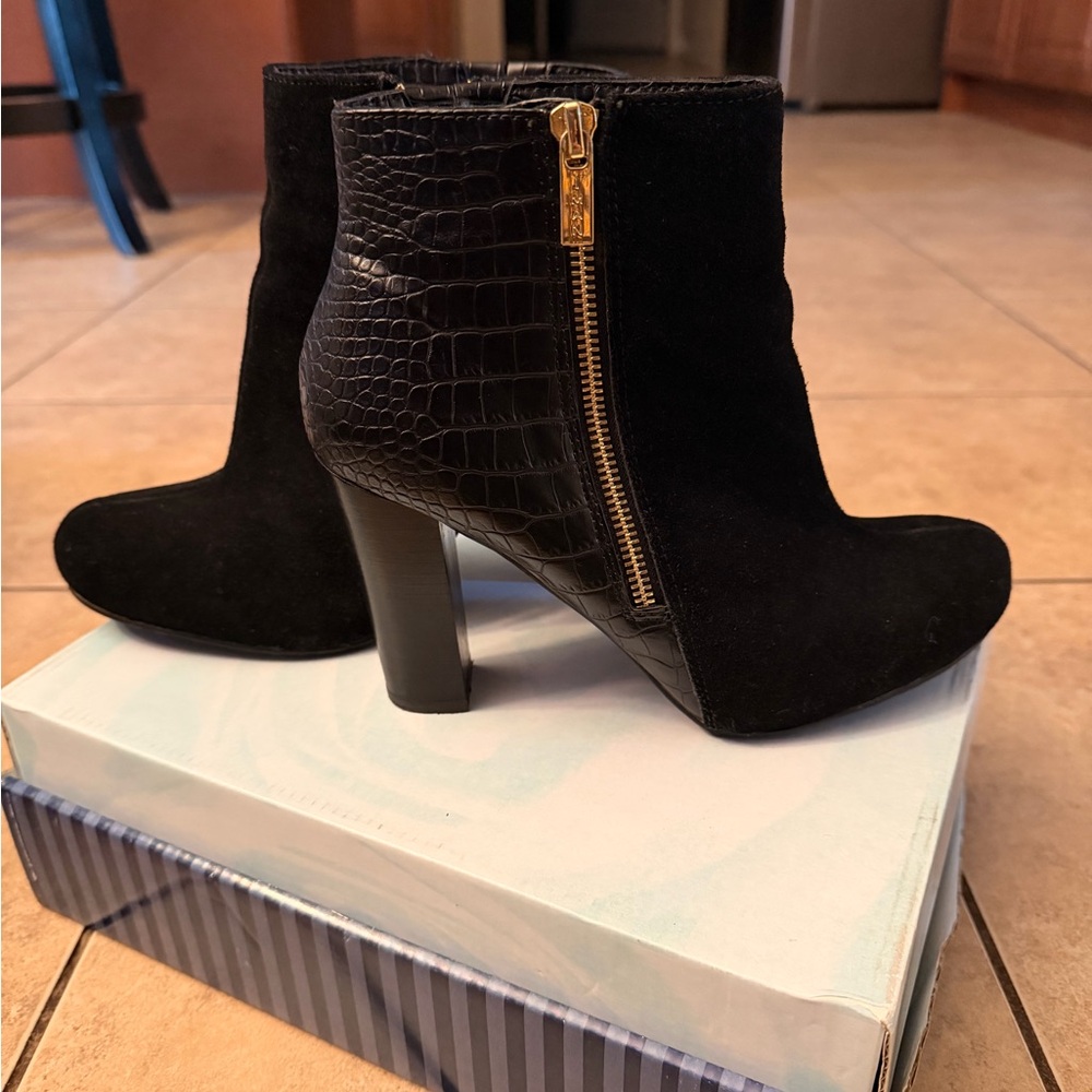 Elegant Black Ankle Boots with Croc-Embossed Detail